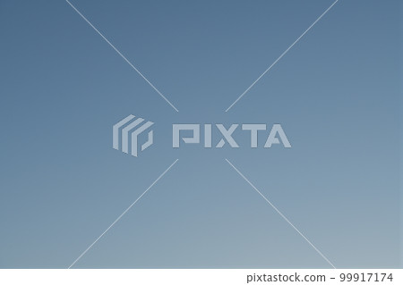 A 1.8-year-old crescent moon and Venus appearing in the twilight sky in Hakushu-cho, Hokuto City (near the center, slightly to the right) 99917174