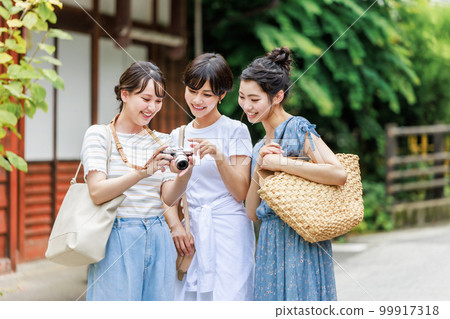 A young woman enjoying a girls' trip with her best friend 99917318