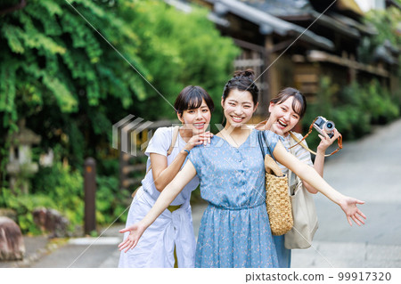 A young woman enjoying a girls' trip with her best friend 99917320