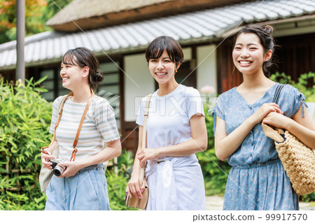 A young woman enjoying a girls' trip with her best friend 99917570