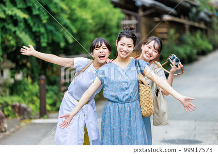 A young woman enjoying a girls' trip with her best friend 99917573