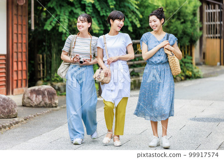 A young woman enjoying a girls' trip with her best friend 99917574