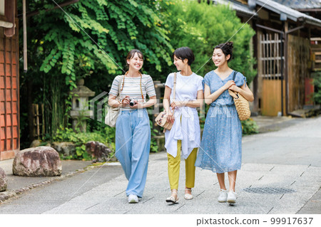 A young woman enjoying a girls' trip with her best friend 99917637