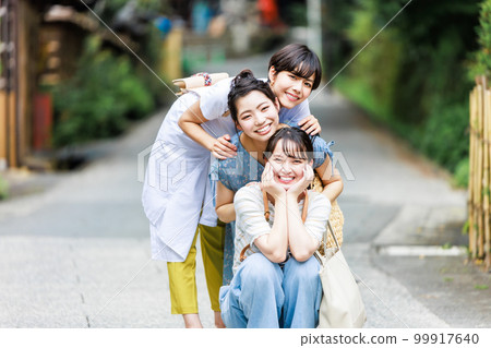 一個年輕女人和她最好的朋友一起享受女孩旅行 一個年輕女人和她最好的朋友一起享受女孩旅行 99917640