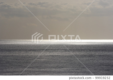 與多雲天空、地平線、大船、發光的海面和水面的海景風景與波浪 99919232