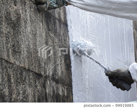 Concrete retaining wall spalling prevention work (distributing materials with a sand roller) Concrete retaining wall spalling prevention work (distributing materials with a sand roller) 99919865