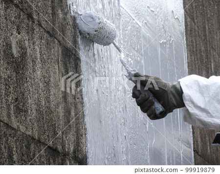 Concrete retaining wall spalling prevention work (distributing materials with a sand roller) 99919879