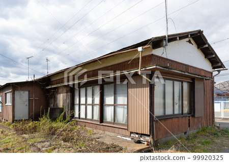 一層廢棄的房子 一層廢棄的房子 99920325