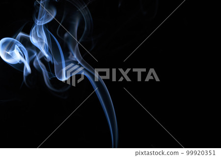 Abstract pattern of white smoke on a black canvas 99920351