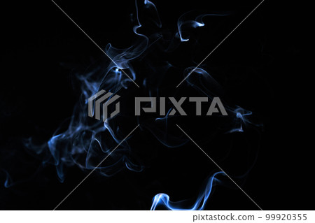 黑色畫布上白色煙霧的抽像圖案 黑色畫布上白色煙霧的抽像圖案 99920355