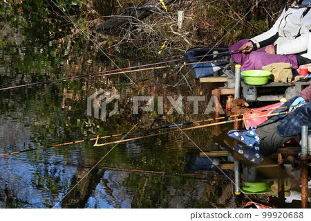 赫拉布納在湖中釣魚 赫拉布納在湖中釣魚 99920688