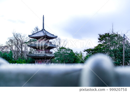 京都大山崎冬季 Hoshakuji 寺三層寶塔 99920758