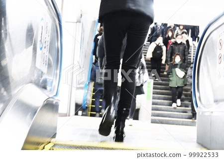 Passers-by in the station area/abstract images/bokeh expression 99922533