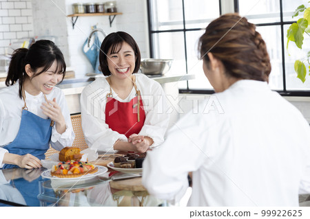 Taste a cake at a pastry class 99922625