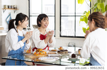 Taste a cake at a pastry class 99922631