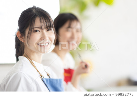 圍著圍裙的可愛女人 99922773