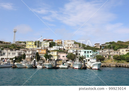 沖繩、宮古島市、伊良部島、薩拉濱漁港和色彩繽紛的街道 沖繩、宮古島市、伊良部島、薩拉濱漁港和色彩繽紛的街道 99923014