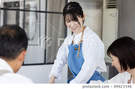 Invite friends to dinner 99923346