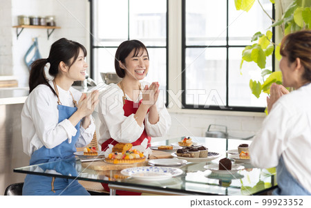 Taste a cake at a pastry class 99923352