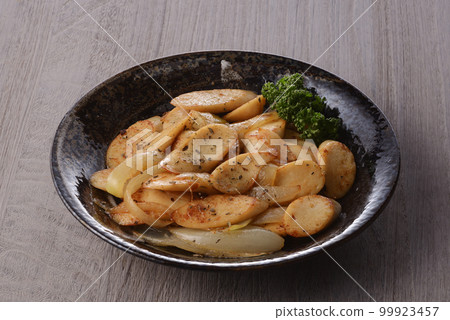 蛋黃醬和醬油炒魚香腸和洋蔥 蛋黃醬和醬油炒魚香腸和洋蔥 99923457