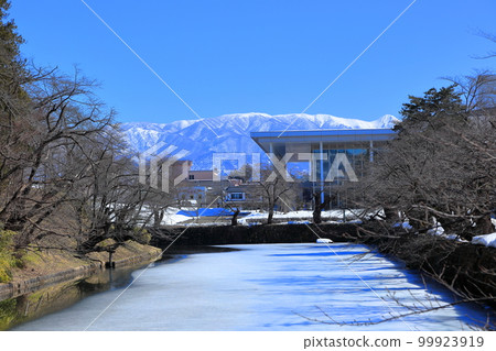 冬天的上杉神社被雪覆蓋的護城河 冬天的上杉神社被雪覆蓋的護城河 99923919