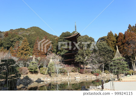 Ruriko-ji Temple in Yamaguchi on the first day of spring with plum blossoms 99924115