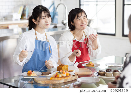 在糕點課上品嚐蛋糕 99924239