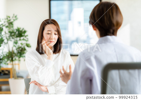 接受身體檢查的中年婦女 99924315