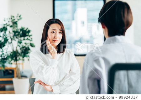 接受身體檢查的中年婦女 接受身體檢查的中年婦女 99924317