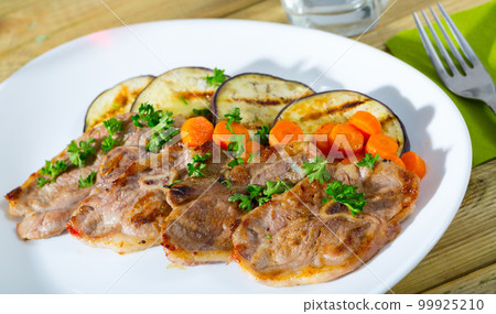 Broiled lamb loin chops with eggplant Broiled lamb loin chops with eggplant 99925210