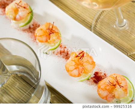 Grilled shrimps on rice balls 99925316