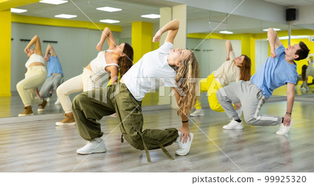 Teen girl in wide pants dancing hip hop 99925320