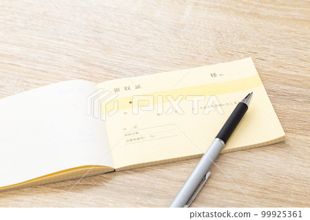 辦公桌上的收據 辦公桌上的收據 99925361