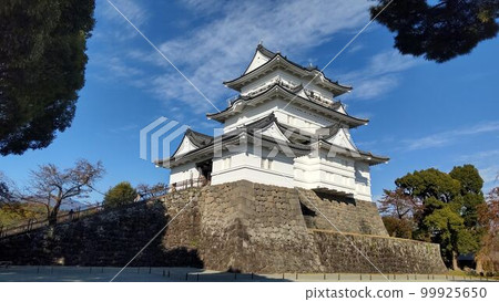 初秋神奈川旅行時,藍天映襯下美麗的小田原城 初秋神奈川旅行時,藍天映襯下美麗的小田原城 99925650