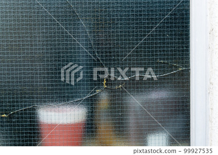 小偷、警察、玻璃、非法侵入、玻璃、犯罪預防、鑰匙、鎖定、開鎖、盜竊、犯罪、安全、鋁窗扇 小偷、警察、玻璃、非法侵入、玻璃、犯罪預防、鑰匙、鎖定、開鎖、盜竊、犯罪、安全、鋁窗扇 99927535