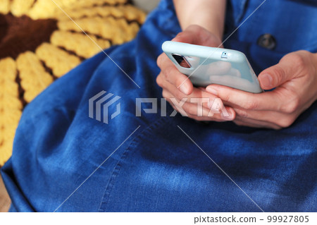 一個女人看著智能手機 一個女人看著智能手機 99927805