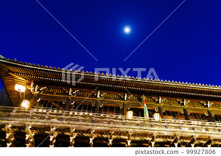 2023 年 3 月 2 日，Omizutori 火炬點燃儀式開始前的 Nigatsu-do Nigatsu-do 以月亮為背景漂浮在夜空中 99927806