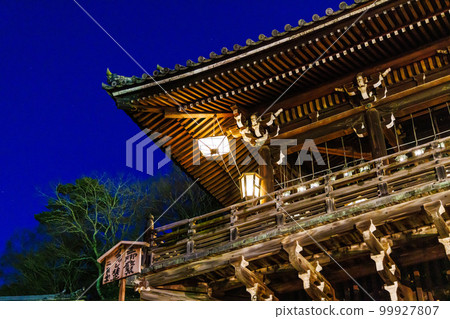 2023 年 3 月 2 日 Shuni-e(Omizutori)火炬開始前的 Nigatsu-do,首先揮動火炬的北角 2023 年 3 月 2 日 Shuni-e(Omizutori)火炬開始前的 Nigatsu-do,首先揮動火炬的北角 99927807