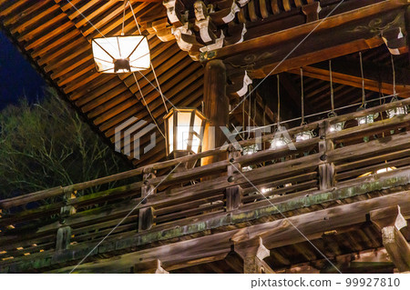 2023 年 3 月 2 日 Shuni-e (Omizutori) Nigatsu-do 就在火炬開始之前，第一次揮動火炬的北角特寫 99927810