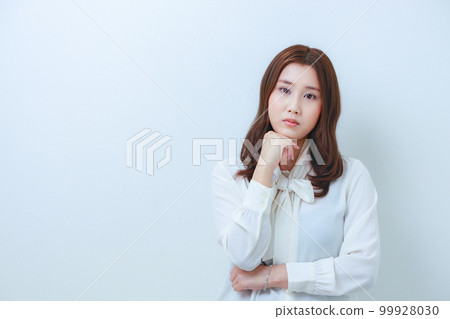 A young woman who thinks A young woman who thinks 99928030