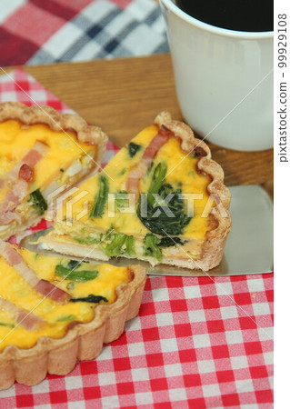 Spinach and bacon quiche 99929108