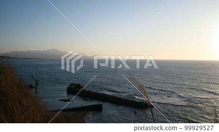 The calm Sea of Japan that has begun to be dyed in the sunset 99929527