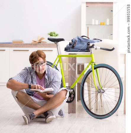 Student commuting to university using cycle 99931558