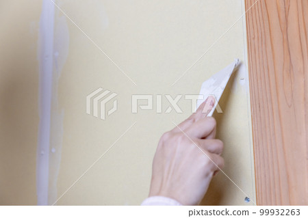Putty processing of the wall before pasting the cloth 99932263