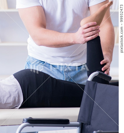 Patient undergoing rehabilitation recovery programme with doctor 99932473