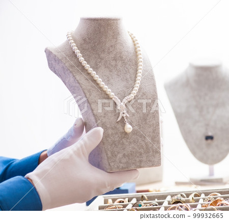 Young jeweler working in his workshop 99932665