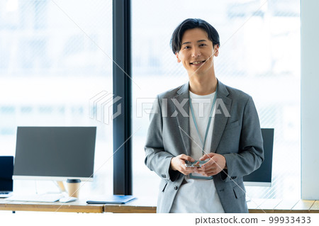 在辦公室工作的年輕人 99933433