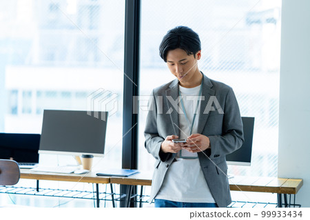 在辦公室工作的年輕人 99933434