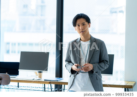 在辦公室工作的年輕人 99933435