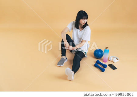 坐著的女人和訓練器材健身健身房鍛煉 99933805